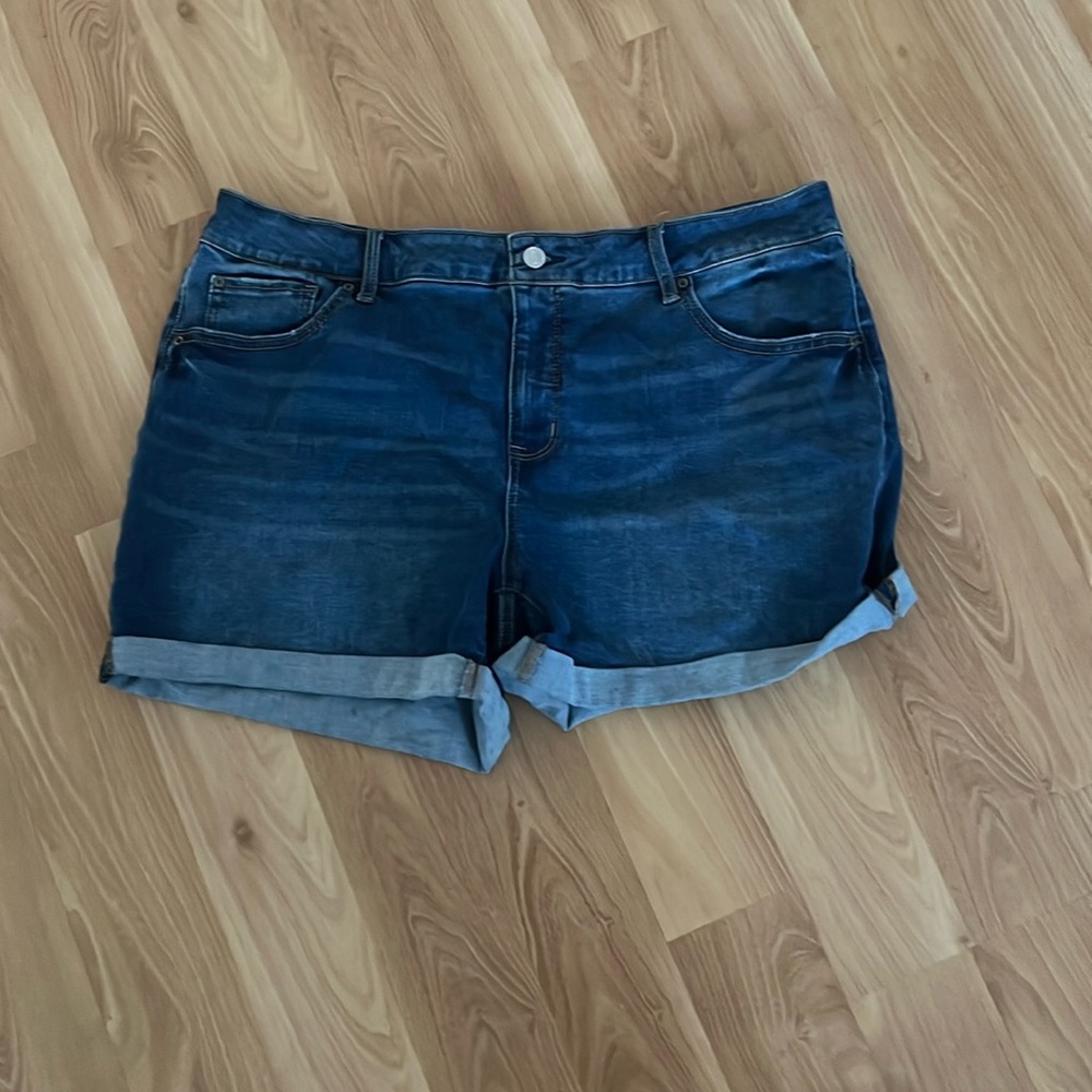 Time & Tru mid rise cuffed jean shorts. Size 18